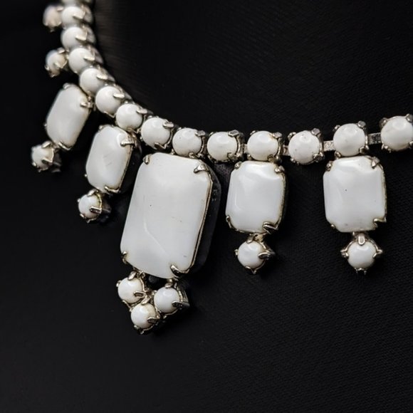 VINTAGE Milk White Opaque Prong Set Stone Necklace - Picture 4 of 9